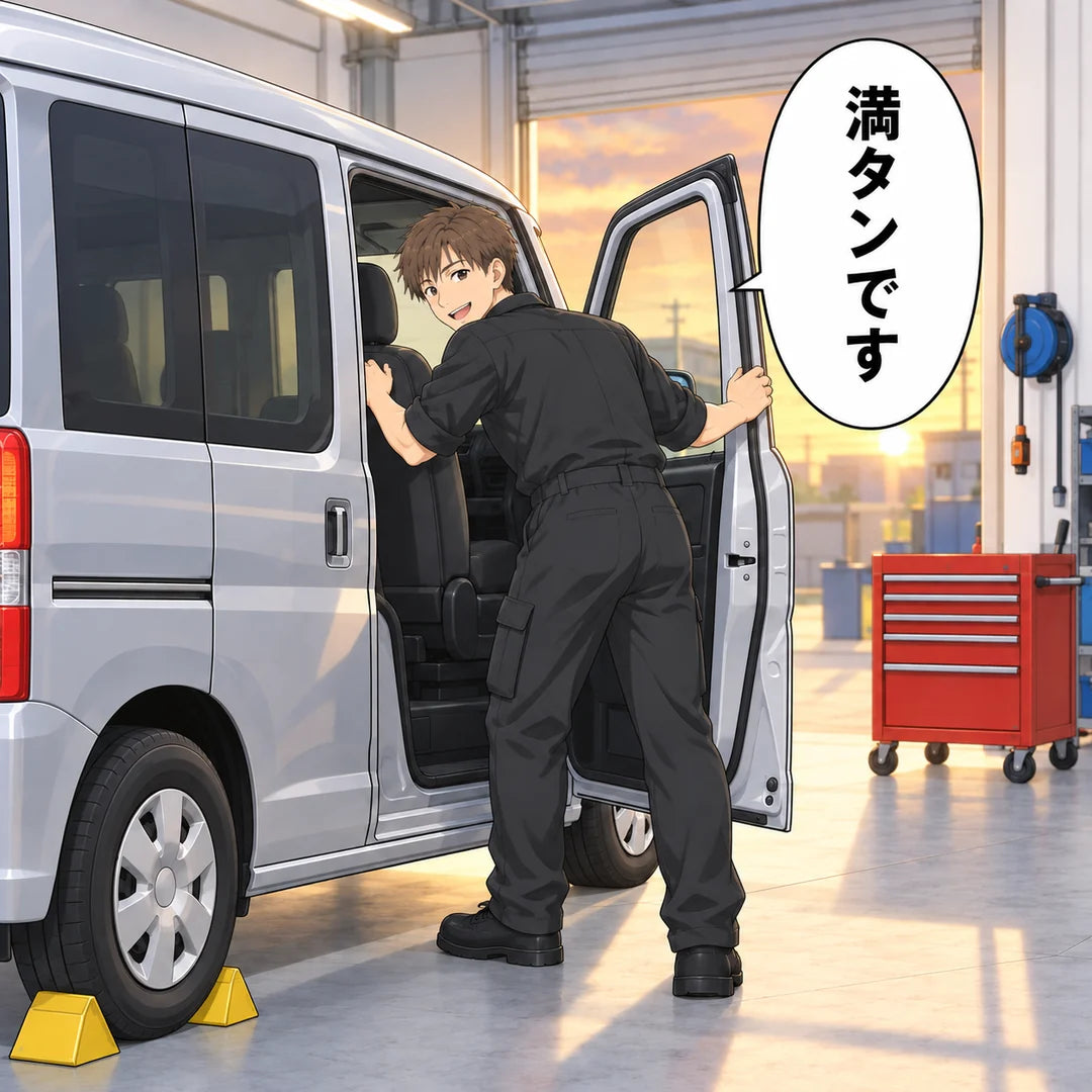 運転席のドアから計器盤をのぞき込み、振り返る翔。「満タンです」