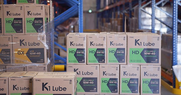 K1 Lube製品の箱が並ぶメーカー紹介の出荷施設